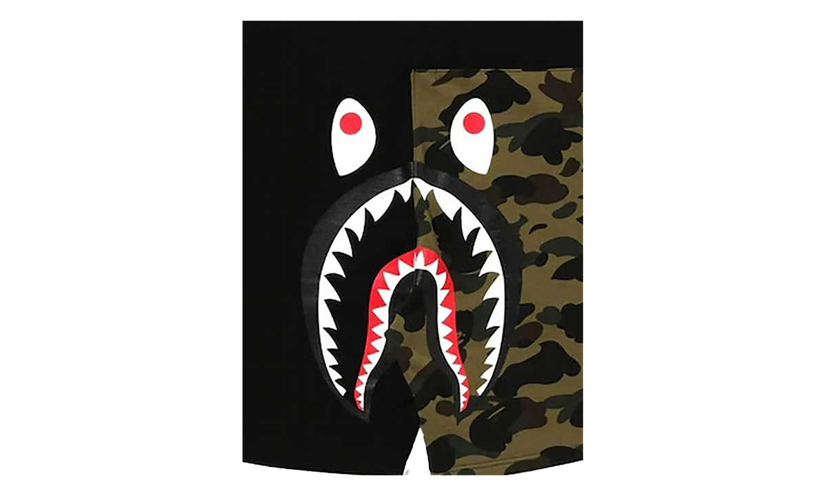 BAPE 1st Camo Back Shark Sweatshorts Black 1I20 153 004 BLACK